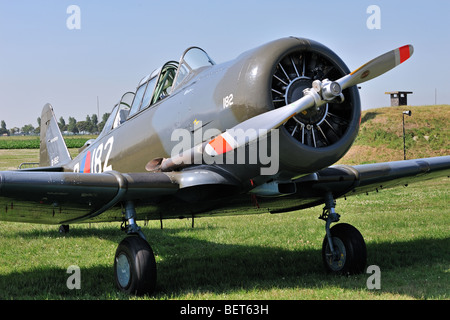 Zweiten Weltkrieg zwei amerikanische Harvard einmotorige Flugzeuge am Flugplatz Stockfoto