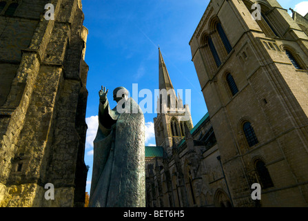 Statue von St. Richard außerhalb Chichester Kathedrale und Glockenturm in Sussex UK Stockfoto