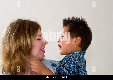 Reihe von Bildern von einer alleinerziehenden Mutter hielt sie neu angenommen 3 Jahre alten Hispanic Ziehsohn. Kalifornien-Herr Stockfoto