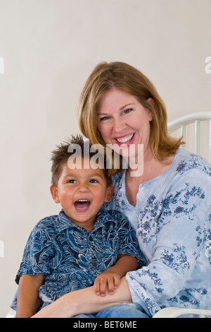 Reihe von Bildern von einer alleinerziehenden Mutter hielt sie neu angenommen 3 Jahre alten Hispanic Ziehsohn. Kalifornien-Herr Stockfoto