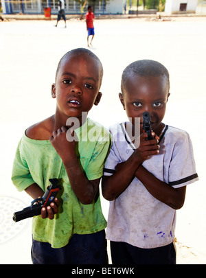 kleine Kinder spielen mit Spielzeugpistolen Namibia Stockfoto