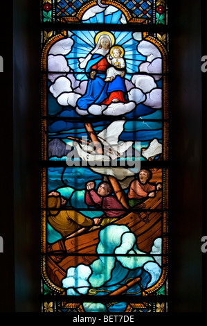 Glasfenster in der Kapelle Notre Dame du Verger, Chapelle, Bretagne, Frankreich Stockfoto