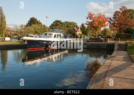 Vergnügungsschiff entstehende Hambleden Schloss in der Nähe von Henley, River Thames, Oxfordshire, Vereinigtes Königreich Stockfoto