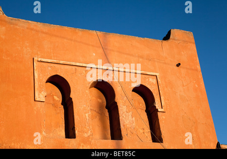 Klassisches ockerfarbenes Gebäude in der Rue Riad Zitoun el Jadid, Marrakesch, Marokko Stockfoto