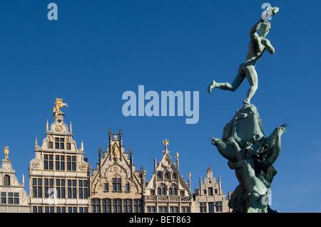 Zunfthäuser und Brunnen Statue von Silvius Brabo werfen den Riesen Hand auf dem Grote Markt / Stadtplatz, Antwerpen, Belgien Stockfoto