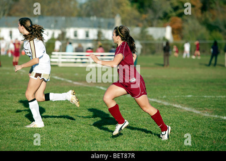 Mädchen im Teenageralter High School Fußball Fußball zu spielen. Stockfoto