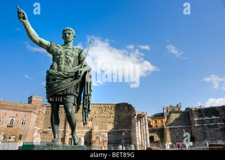 Der Trajan-Forum, mit Bronze-Statue von Caesar, Rom, Italien. Stockfoto