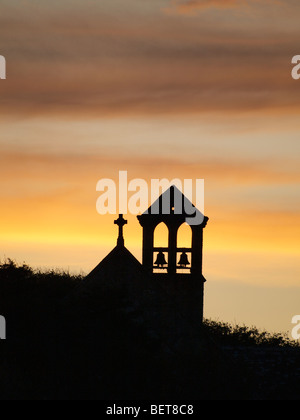 Silhouette der Kirchenglocken bei Sonnenuntergang, Bude, Cornwall Stockfoto