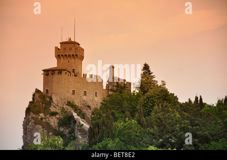 Cesta Titano Schloss in San Marino bei Sonnenuntergang Stockfoto