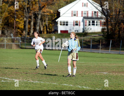 Mädchen im Teenageralter High School Fußball Fußball zu spielen. Stockfoto