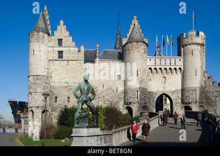 Die Lange Wapper-Statue am Eingang des Schlosses der Steen an der Grenze des Flusses Schelde, Antwerpen, Belgien Stockfoto