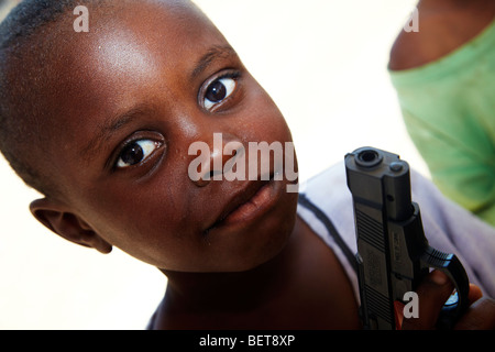 junges Kind spielen mit Spielzeugpistolen Namibia Stockfoto