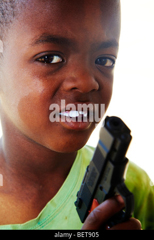 junges Kind spielen mit Spielzeugpistolen Namibia Stockfoto