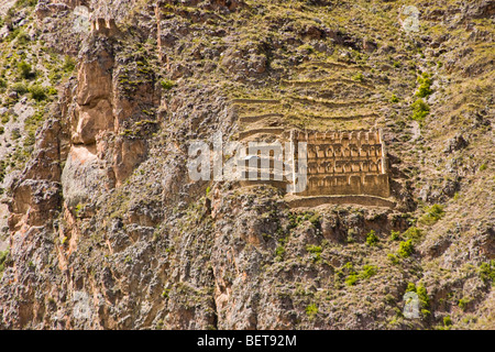 Alten Inka Getreide Lagerung an einem Berghang mit Blick auf Ollantaytambo im Süden Perus. Stockfoto