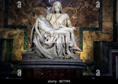 Michelangelos Skulptur "Pieta" in der St. Peter Basilika (Basilica di San Pietro) Vatikanstadt Stockfoto