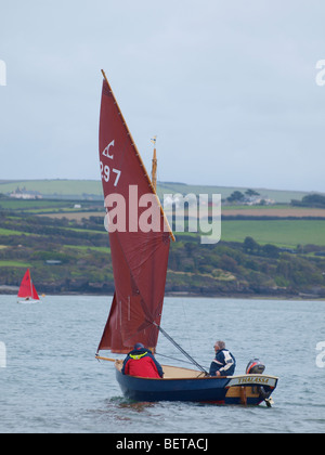 Rot segelte Boot. Cornwall Stockfoto