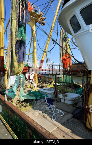 Schleppnetze an Bord des Trawlers Angeln Boot im Hafen von Oudeschild, Texel, Niederlande Stockfoto