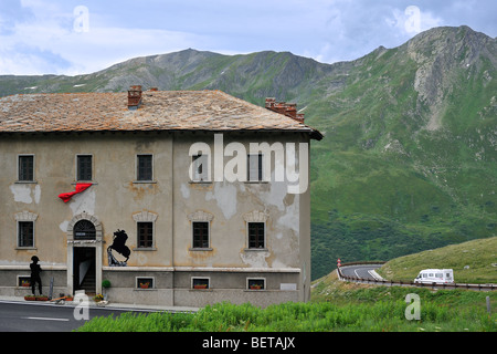 Mobil Home vorbeifahren das Hospiz Fonteinte am großen Sankt Bernhard-Pass / Col du Grand-Saint-Bernard, Italienische Alpen, Italien Stockfoto