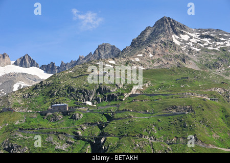 Kurvenreiche Straße mit Haarnadelkurven über den Furka-Pass in den Schweizer Alpen, Schweiz Stockfoto