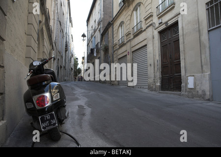 Vespa-Roller parkten auf einer Straße in Frankreich Stockfoto