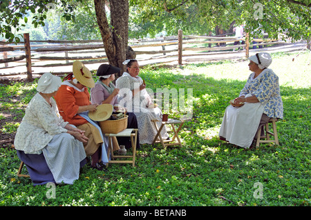 Frauen im Chat während des Nähens - kostümierte amerikanische revolutionäre Krieg Ära Reenactment (1770) Stockfoto
