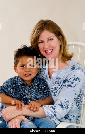 Reihe von Bildern von einer alleinerziehenden Mutter hielt sie neu angenommen 3 Jahre alten Hispanic Ziehsohn. Kalifornien USA Herr Stockfoto