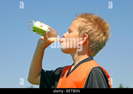 Porträt des jungen trinken aus einer Flasche Stockfoto