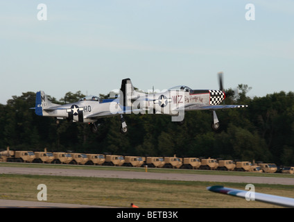 Ein paar der p-51 Mustangs take off in der Bildung von EAA Airventure 2009 Stockfoto