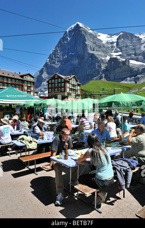 Touristen und Hotels auf der kleinen Scheidegg, Gebirgspass mit Blick auf den Eiger im Berner Oberland, Schweizer Alpen, Schweiz Stockfoto
