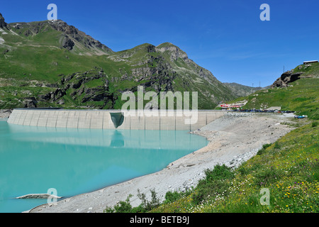 Der Schweizer Stausee Lac de Moiry in der Nähe von Grimentz ist ein Reservoir in den Alpen im Wallis / Wallis, Schweiz Stockfoto