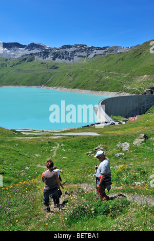 Touristen auf der Suche über die Schweizer dam Lac de Moiry in der Nähe von Grimentz in den Alpen im Wallis / Wallis, Schweiz Stockfoto