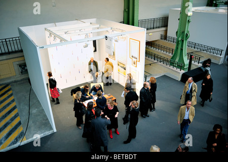 Paris, Frankreich, People Visiting Annual Contemporary Arts Show, FIAC, in 'Grand Palais', Overview 'Claudine Papillon' Art Gallery Walls Stockfoto