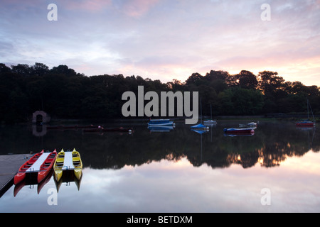 Früh morgens Sonnenaufgang über Rudyard Lake in Staffordshire zeigen blaue und lila reichen Farben in den Himmel. Stockfoto