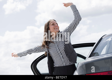 Frau, die Dehnung in der Nähe von Auto Stockfoto