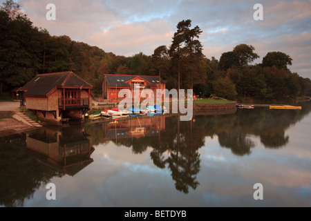 Morgenlicht über die Boote liegen am Stausee in Rudyard Lake in Staffordshire UK. Stockfoto