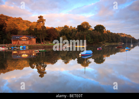 Morgenlicht über die Boote liegen am Stausee in Rudyard Lake in Staffordshire UK. Stockfoto