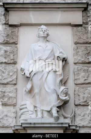 Wien, Österreich. Heldenplatz. Steinstatue auf der Fassade der neuen Burg: Seemann oder Navigator Stockfoto