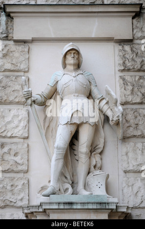 Wien, Österreich. Heldenplatz. Steinstatue auf der Fassade der neuen Burg: Ritter in Rüstung (von Stefan Schwartz) Stockfoto