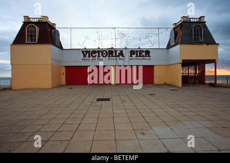 Morgen über den einsamen und fast verlassenen Victoria Pier in Colwyn Bay in North Wales, UK. Stockfoto