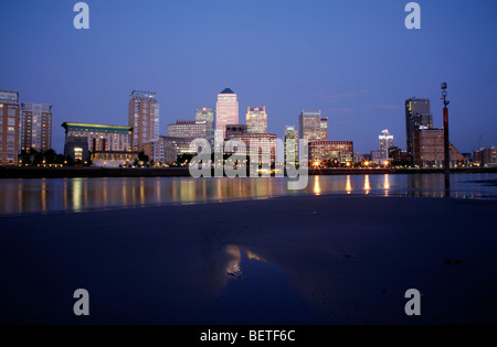 Blick über den Fluss Themse aus dem Vorland in Rotherhithe nach Canary Wharf, Docklands, London, UK Stockfoto