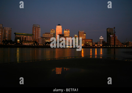 Blick über den Fluss Themse aus dem Vorland in Rotherhithe nach Canary Wharf, Docklands, London, UK Stockfoto