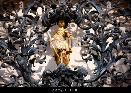 Die Figur der Gerechtigkeit. Barocke Gitter Gartenpforte Eisen Arbeit von Henrik Fazola (1730-99), County Hall, Eger, Ungarn Stockfoto