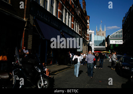 Nachschlagen von Parkstraße Neals Yard Dairy, Borough Market und Southwark Cathedral, Borough, London, UK Stockfoto