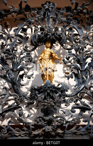Die Figur der Gerechtigkeit. Barocke Gitter Gartenpforte Eisen Arbeit von Henrik Fazola (1730-99), County Hall, Eger, Ungarn Stockfoto