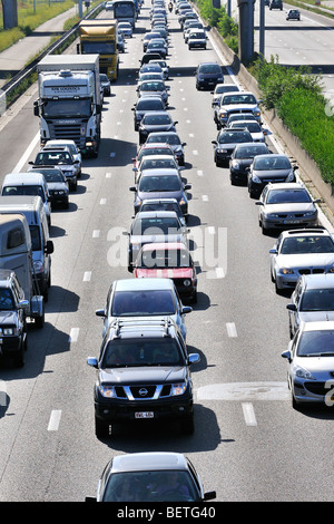 PKW und LKW einreihen in Fahrspuren der Autobahn im Stau auf der Autobahn während der Sommerferien, Belgien Stockfoto