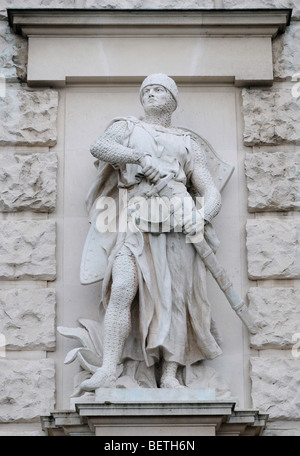 Wien, Österreich. Heldenplatz. Steinstatue auf der Fassade der neuen Burg: Crusader (von Viktor Tilgner) Stockfoto