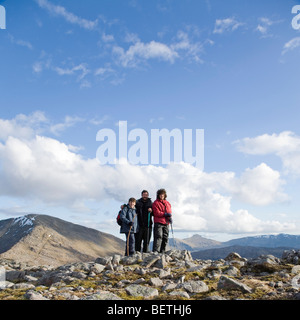 Vater & Söhne am Gipfel des Berges Stockfoto