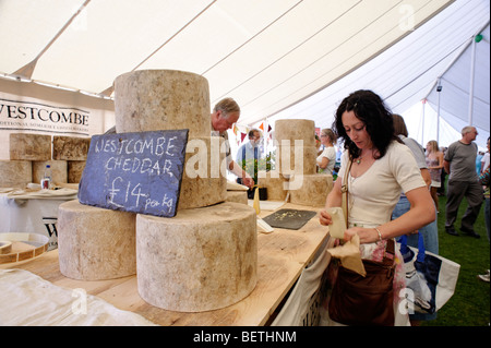 Großen runden traditionelles Bauernhaus-Cheddar-Käse auf einem westlichen Land Käsefestival. Sturminster Newton. Dorset. England. UK Stockfoto