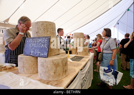 Großen runden traditionelles Bauernhaus-Cheddar-Käse auf einem westlichen Land Käsefestival. Sturminster Newton. Dorset. England. UK Stockfoto