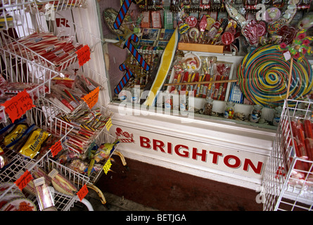 Anzeige von vielen verschiedenen Formen und Größen der berühmte Brighton Rock in und außerhalb von einem Süßwarenladen direkt an der Strandpromenade. Stockfoto